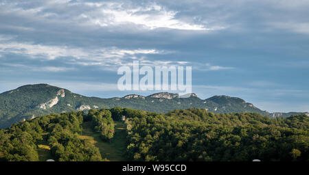Ciel dramatique et les nuages au-dessus de Grandfather Mountain en Caroline du Nord Banque D'Images