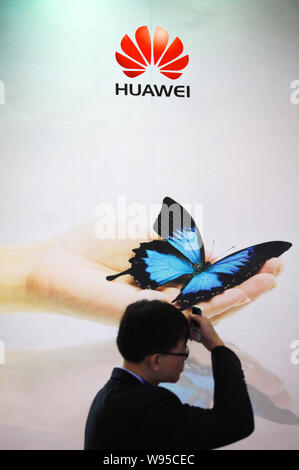 --File--un visiteur passe devant le stand de Huawei au cours d'un procès équitable dans la ville de Nanjing, province du Jiangsu, Chine de l'est 5 septembre 2011. Huawei Technologies, Banque D'Images