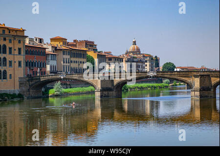 Le pont de Santissima Trinità traverse la rivière Arno à Florence.En arrière-plan, les maisons Renaissance et l'église de San Frediano à Cestello. Banque D'Images