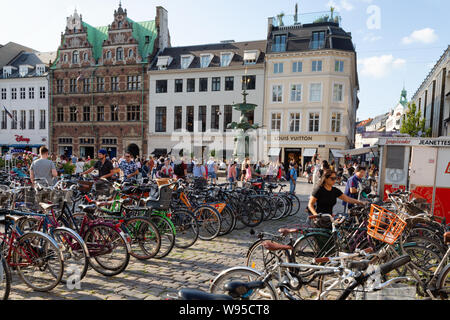 Parking vélos Copenhague - les gens dans un parc à vélo Vélos sur Strogets par exemple, le mode de vie danois de Copenhague, Danemark, Scandinavie Europe Banque D'Images