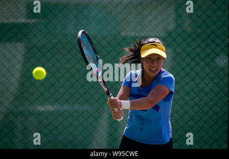 La joueuse de tennis chinoise Zheng Jie renvoie une tournée pendant une session de formation pour la Fed Cup à Shenzhen, Chine du sud, la province du Guangdong, le 31 janvier 2012. Banque D'Images