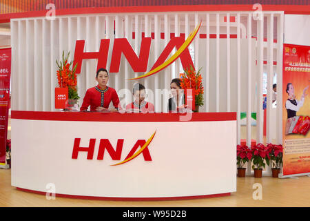 --File--employés chinois sont vus sur le stand de HNA pendant un procès équitable à Tianjin, Chine, 28 mai 2011. Le conglomérat Chinois HNA Group, qui est europ Banque D'Images