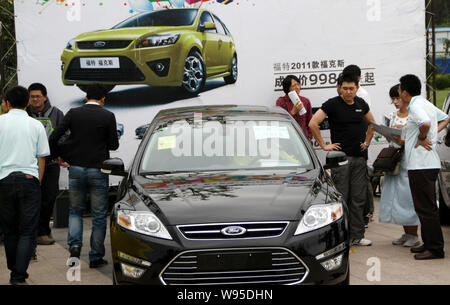 --FILE--visiteurs regarder une Ford Mondeo lors d'une auto show de la ville de Qingdao, province du Shandong, Chine de l'est 17 septembre 2011. S'attend à ce que Ford Motor Co. Banque D'Images