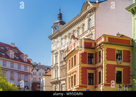 Rue Low angle view of European style bâtiments dans la vieille ville en Europe. Atmosphère typique de l'élément d'architecture à Prague, République tchèque. Banque D'Images