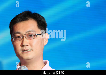 --FILE--Pony Ma (ma) Huateng, président-directeur général de Tencent, pose lors d'une cérémonie de lancement pour la smart TV TCL, écran de glace, dans la ville de Shenzhen, Chine du sud Banque D'Images