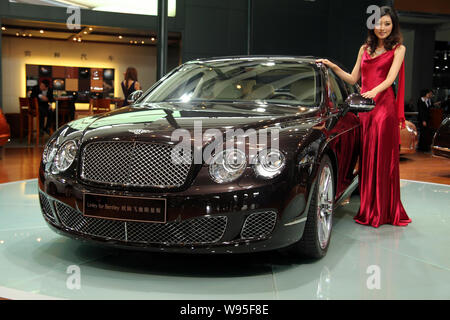 --FILE--un modèle pose avec une Bentley Continental Flying Spur au cours de la 9e Chine (Guangzhou) Exposition internationale de l'automobile, connue sous le nom de Auto Guang Banque D'Images