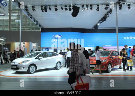 --File--visiteurs portent sur le stand de Ford au cours d'une auto show dans la ville de Guangzhou, province de Guangdong, en Chine du Sud, du 22 novembre 2011. Ford Motor Banque D'Images