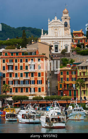 Vue de la ville de Santa Margherita Ligure avec ses maisons colorées en Ligurie, Italie Banque D'Images