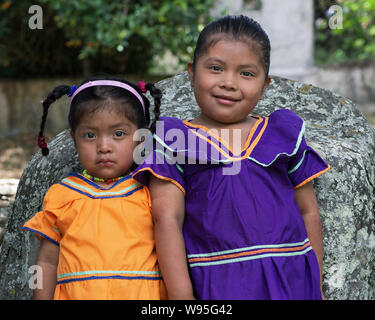 Deux enfants non identifiés du Ngabe (ou Gaymi) groupe autochtone du Panama. Banque D'Images