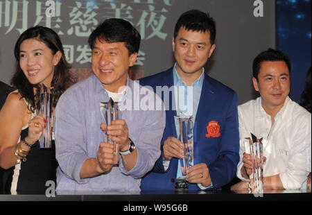 (De gauche) Bazaar Chine magazine editor at-large Su Mang, Kong-fu superstar Jackie Chan, l'acteur chinois Li Yapeng, PDG de Huayi Brothers Media Wang Zh Banque D'Images