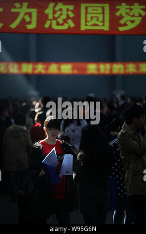 Les étudiants chinois foule un salon de l'emploi à Shanghai, Chine, 6 novembre 2012. Chines diplômés trouvent plus difficile que jamais de trouver un emploi dans l'année, comme Banque D'Images