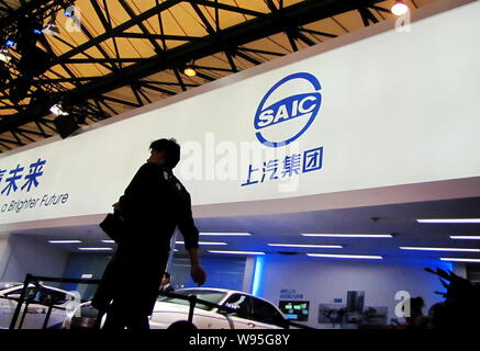 --File--un visiteur passe devant le stand de SAIC lors d'une auto show à Shanghai, Chine, le 25 avril 2011. General Motors Cos partenaire chinois ont déclaré fu Banque D'Images