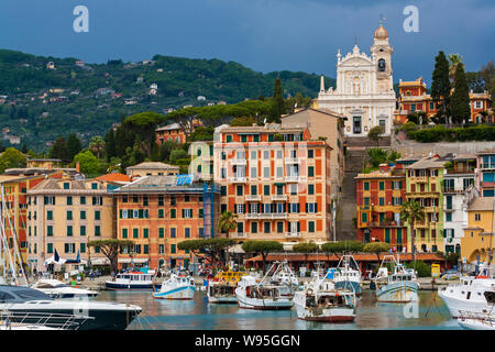 Vue de la ville de Santa Margherita Ligure avec ses maisons colorées en Ligurie, Italie Banque D'Images