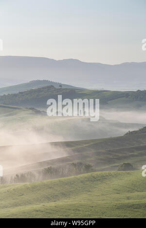 Le Val d'Orcia en Toscane. Désigné comme Patrimoine Mondial par l'UNESCO, le Val d'Orcia est un paysage de l'esthétique distinctif, télévision hors des plaines de craie Banque D'Images