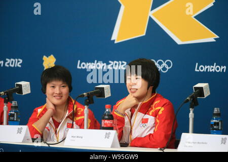 Chen Ruolin médaillées d'or, à gauche, et Wang Hao de Chine participer à une conférence de presse après avoir remporté le womens synchronisée au cours de la plate-forme de 10m Banque D'Images