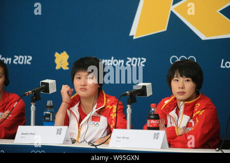 Chen Ruolin médaillées d'or, à gauche, et Wang Hao de Chine participer à une conférence de presse après avoir remporté le womens synchronisée au cours de la plate-forme de 10m Banque D'Images