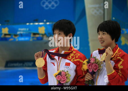 Chen Ruolin médaillées d'or, à gauche, et Wang Hao de Chine montrent leurs médailles lors de la cérémonie de remise des prix après avoir remporté le womens synchronisée 10m platf Banque D'Images