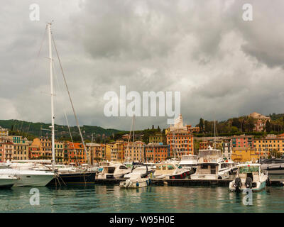 Vue sur le port et la ville de Santa Margherita Ligure en Ligurie, Italie Banque D'Images