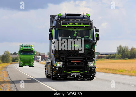 Luopajarvi, Finlande. Le 8 août 2019. Renault Trucks personnalisé camion T Green Mamba 2 de l'Olaf Sattler en convoi de camions à l'Alimentation 2019 Truck Show. Banque D'Images