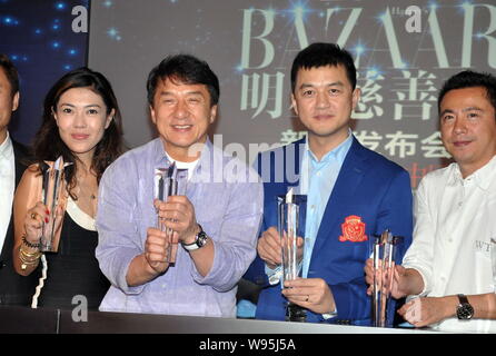 (De gauche) Bazaar Chine magazine editor at-large Su Mang, Kong-fu superstar Jackie Chan, l'acteur chinois Li Yapeng, PDG de Huayi Brothers Media Wang Zh Banque D'Images