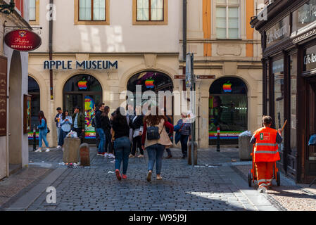 Foule de gens et de profiter du beau temps ensoleillé sur rue piétonne dans la vieille ville de Prague, en face du musée d'Apple. Banque D'Images