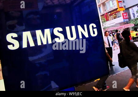 --File--piétons passent devant une publicité pour Samsung à Shanghai, Chine, le 10 septembre 2011. Le marché des smartphones en Chine a subi une importante s Banque D'Images