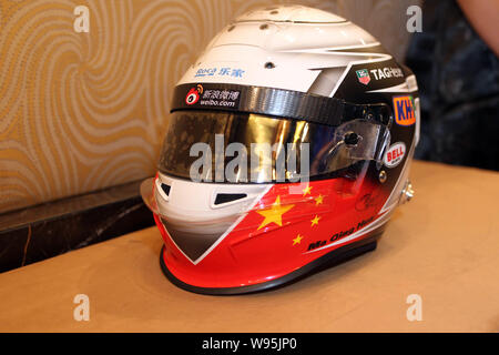 Le casque du pilote de F1 chinois Qinghua Ma s'affiche lors d'une conférence de presse de l'HTS à Shanghai, Chine, 6 novembre 2012. La Chine a enfin son firs Banque D'Images