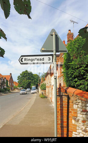 Une vue de la côte de la route A149 en passant par le village de North Norfolk Thornham, Norfolk, Angleterre, Royaume-Uni, Europe. Banque D'Images