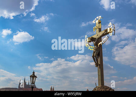 Vue de la statuaire de la sainte croix et calvaire sur le Pont Charles sur la Vltava, et le contexte de la cathédrale Saint-vitus. Banque D'Images