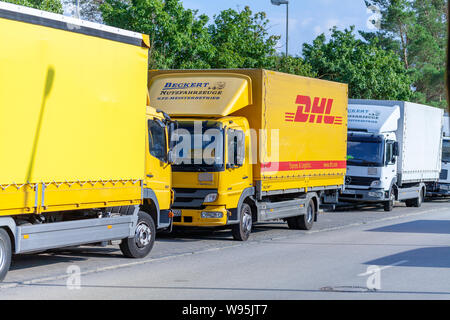 NUREMBERG / ALLEMAGNE - 4 août 2019 : Un camion de courrier international, de colis, de courrier express DHL et compagnie, se dresse sur une rue. Banque D'Images