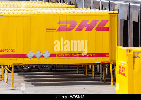 NUREMBERG / ALLEMAGNE - 4 août 2019 : Centre de fret logisitc, courrier international, de colis et de courrier express DHL entreprise à Nuremberg. Banque D'Images