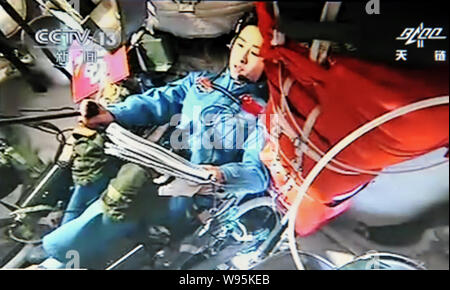 Ce plat grab montre femme astronaute chinois Liu Yang dans le module de rentrée de l'engin spatial Shenzhou-9 dans l'espace, 17 juin 2012. Chine mettre ses f Banque D'Images