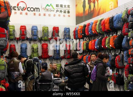 Les visiteurs ont vu sur le stand de OMATHNK pendant l'ISPO Beijing 2012, qui est également connu sous le nom de la 8e exposition asiatique de sport et de mode, Banque D'Images