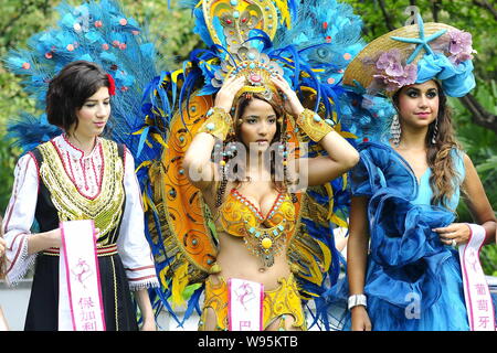 L'investiture de l'élection de Miss Monde 2012 Écotourisme concurrence posent au cours d'une visite à l'ancienne résidence de Ganxi (Xi Nan Li) à Shanghai, Chine de l'Est Banque D'Images