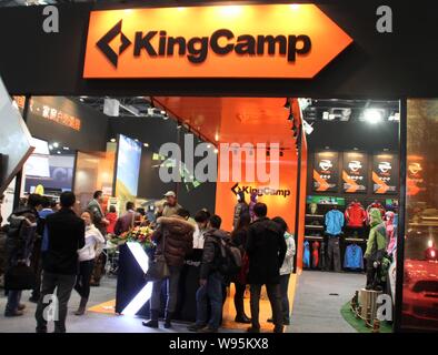 Les visiteurs ont vu sur le stand de KingCamp pendant l'ISPO Beijing 2012, qui est également connu sous le nom de la 8e exposition asiatique de sport et de mode, Banque D'Images