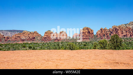 Arizona Sedona Sud-Ouest des États-Unis d'Amérique. Vue panoramique de couleur orange rouge, formations de roche de grès du désert paysage, ciel bleu clair, ensoleillé printemps d Banque D'Images