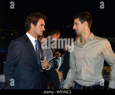 La Suisse de Roger Federer, à gauche, des entretiens avec le Paris de la Serbie lors d'un évènement promotionnel pour le Tennis Masters Shanghai 2012 tourname Banque D'Images