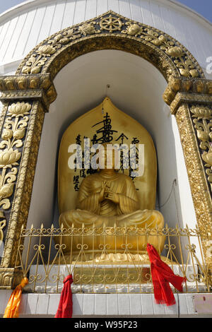 Le harmacakra "mudra" du Japon, l'une des quatre statues de Bouddha dans des créneaux du Shanti Stupa (World Peace Pagoda) sur Anadu Hill, Pokhara, Népal Banque D'Images