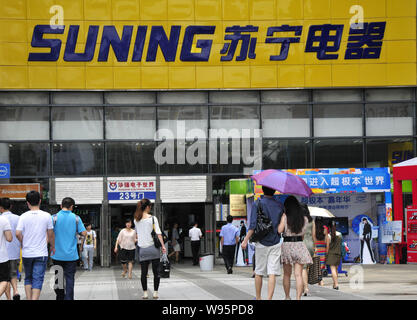 --File--piétons devant une Suning home appliances chain store dans la ville de Shenzhen, province de Guangdong, en Chine du Sud, 9 juin 2012. Électronique chinois Banque D'Images