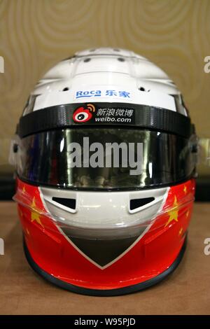 Le casque du pilote de F1 chinois Qinghua Ma s'affiche lors d'une conférence de presse de l'HTS à Shanghai, Chine, 6 novembre 2012. La Chine a enfin son firs Banque D'Images