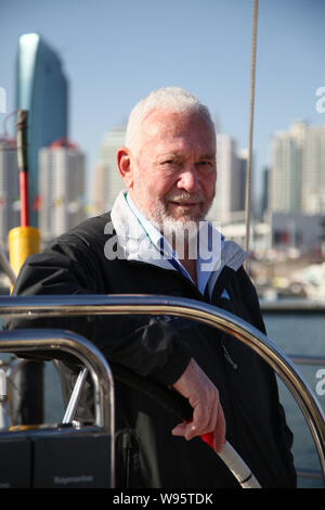 --File--Robin Knox-Johnston, fondateur de la Clipper Round the World Yacht Race, pose à Qingdao, Chine de l'est la province de Shandong, 28 février 2012. Banque D'Images