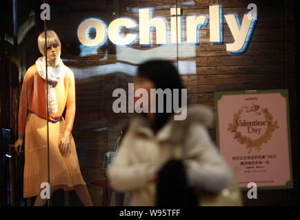 Un piéton passe devant un magasin Ochirly à Shanghai, Chine, le 13 février 2012. Un fonds d'actions privé soutenu par le géant du luxe français LVMH Moet Henness Banque D'Images