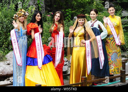 L'investiture de l'élection de Miss Monde 2012 Écotourisme concurrence posent au cours d'une visite à l'ancienne résidence de Ganxi (Xi Nan Li) à Shanghai, Chine de l'Est Banque D'Images