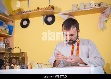 Potter faisant figure d'argile pour jeu de société Banque D'Images