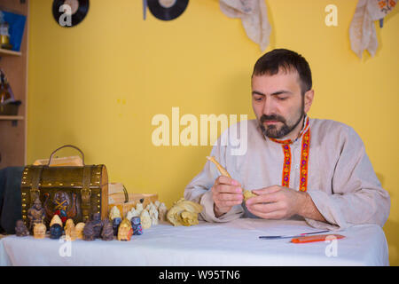 Potter faisant figure d'argile pour jeu de société Banque D'Images