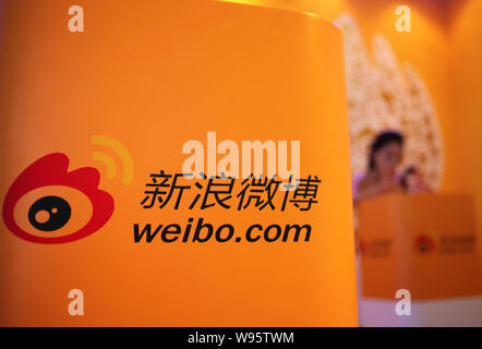 --File--un personnel chinois est vu sur le stand de weibo.com, le twitter-like online service de microblogging de Sina, lors de l'Internet Mobile Co Banque D'Images