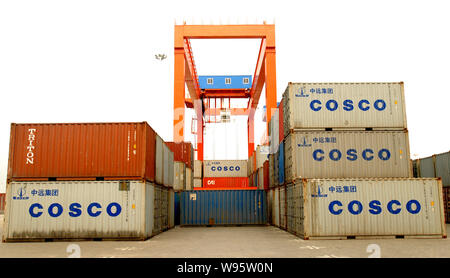 --File--conteneurs Cosco sont vus dans un port de South Qinzhou, Chine région autonome Zhuang du Guangxi, le 5 mars 2010. China Cosco Holdings Co., la n Banque D'Images