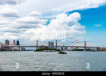 Vue de la Roosevelt Island et Ed Koch Queensboro Bridge à New York City, USA Banque D'Images