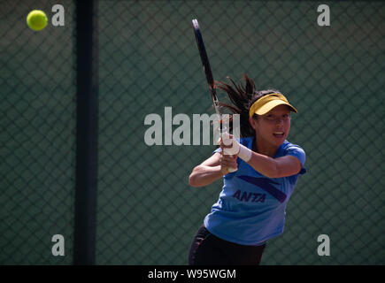 La joueuse de tennis chinoise Zheng Jie renvoie une tournée pendant une session de formation pour la Fed Cup à Shenzhen, Chine du sud, la province du Guangdong, le 31 janvier 2012. Banque D'Images