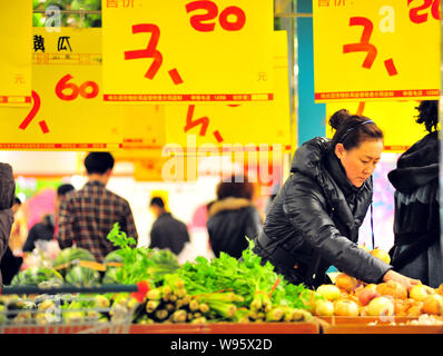 --FILE--Chinese clients achètent des légumes dans un supermarché de la ville de Harbin, province de Heilongjiang, Chine du nord-est, le 30 janvier 2012. Chines consommateur p Banque D'Images